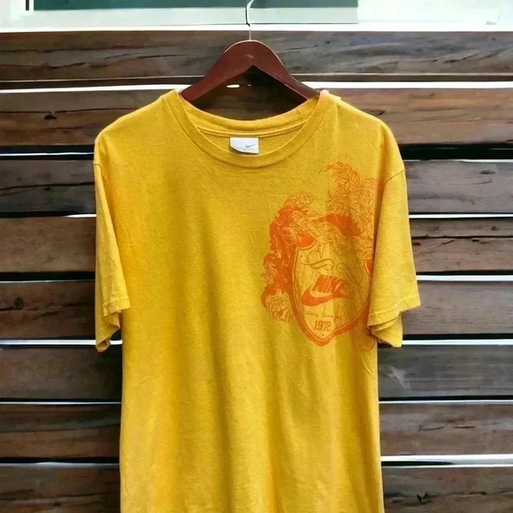 Nike Men’s Early 2000s Men’s Size Large Gold and Red Graphic T-Shirt. - Picture 1 of 2